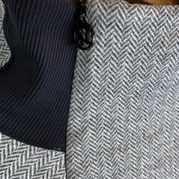Lululemon Base Runner 1/4 Zip Heathered Herringbone. Pullover. Long Sleeve. Gray - Picture 12 of 12